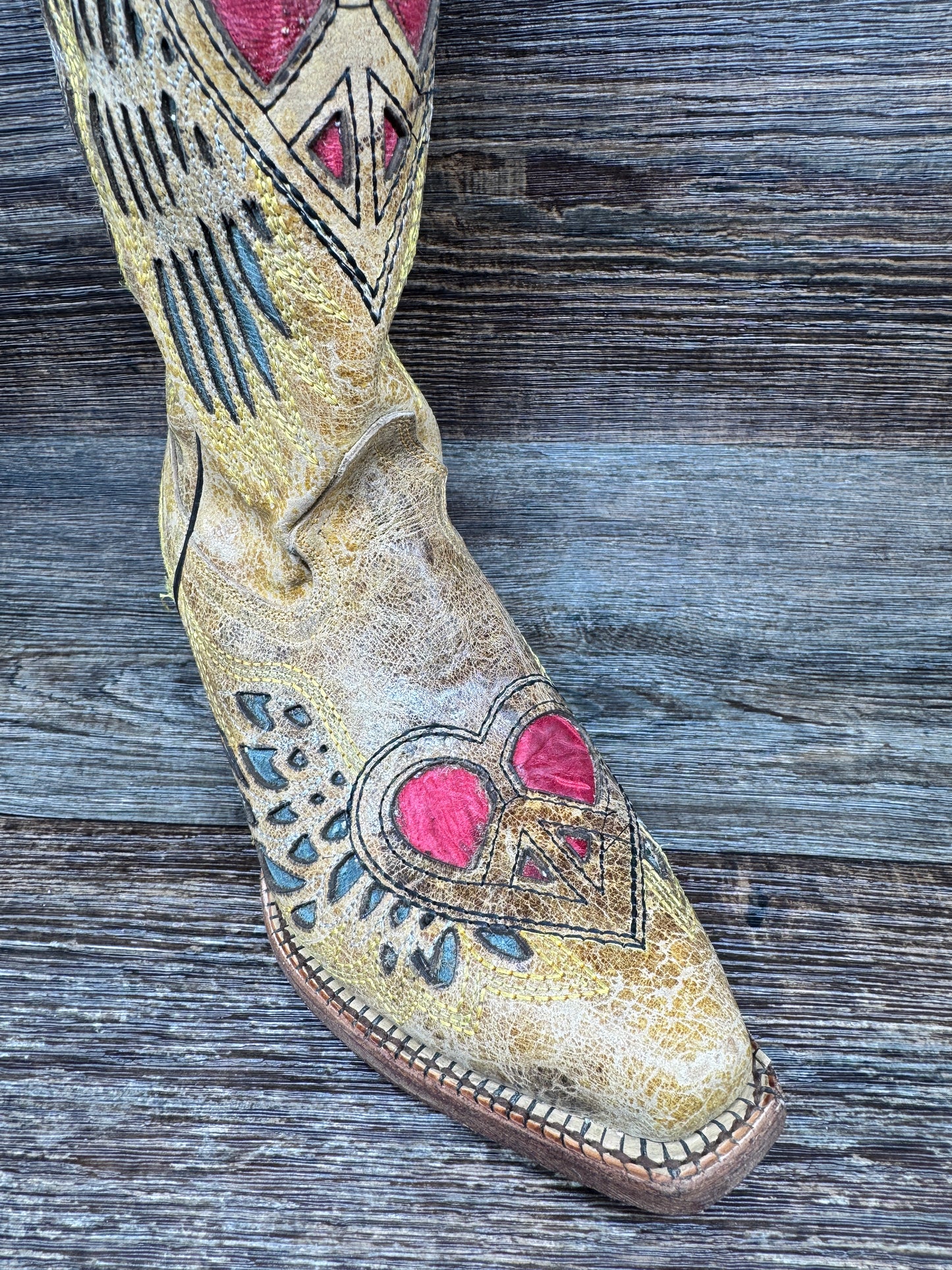H401 Women’s snip toe heart and cross boot by Cowtown