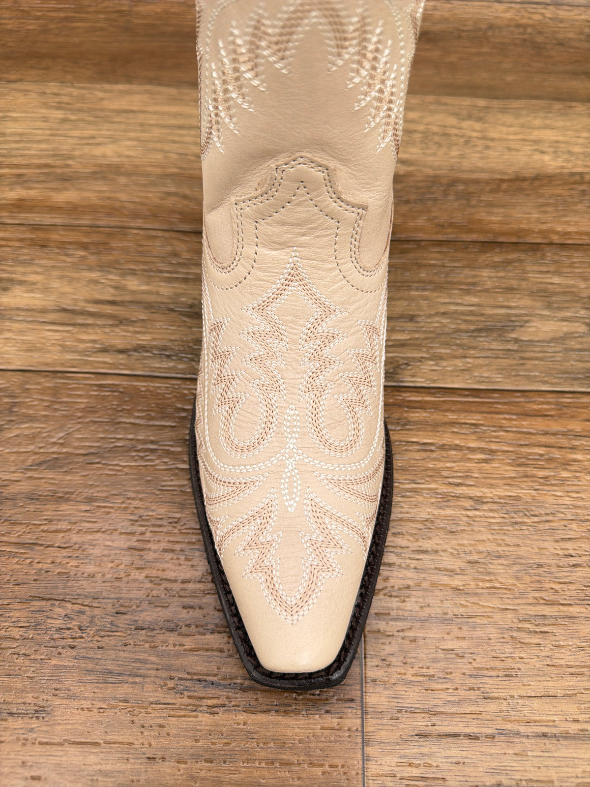 Women's Round Up Collins Snip Toe Western Boot by Ariat - toe detail view