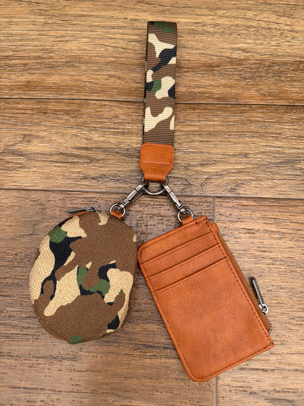 Wrangler green camo card case and coin purse wristlet set by Montana West, back view