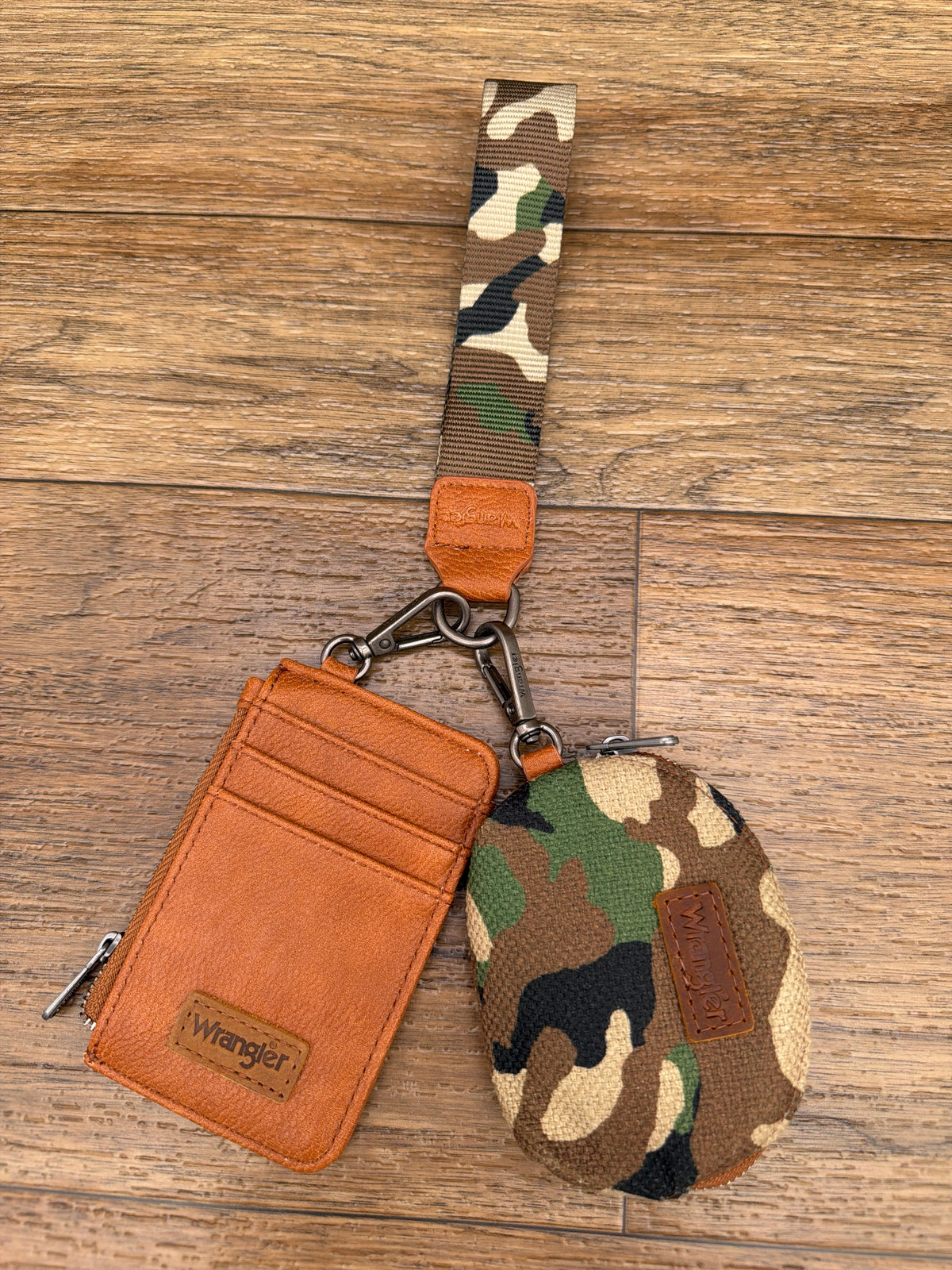 Wrangler green camo card case and coin purse wristlet set by Montana West, full set