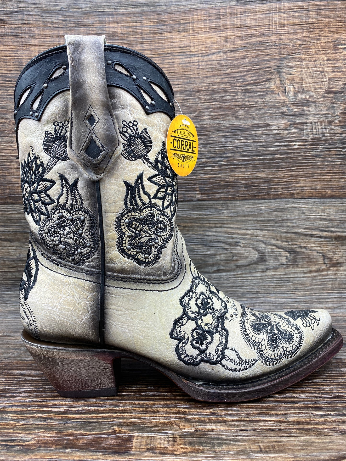 a4159 Ladies Black & White Embroidered Snip Toe Western Boot by Corral